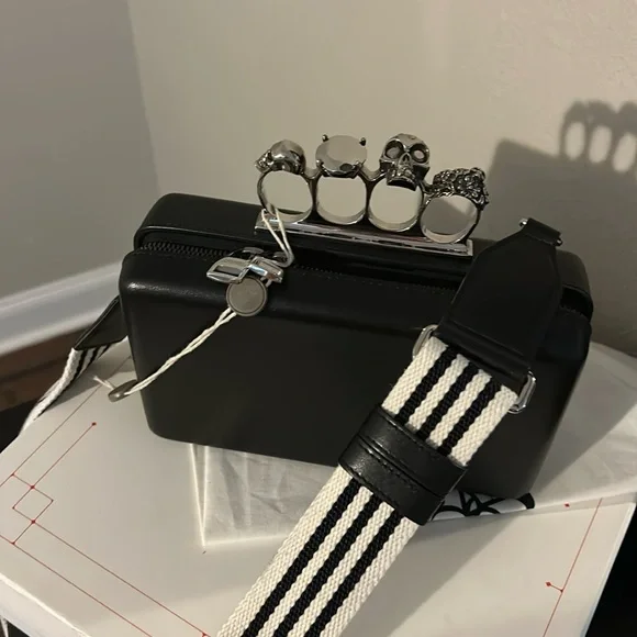 New authentic Alexander McQueen bag - Picture 1 of 11